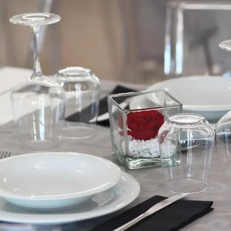 Aurora فندق فاراتسي